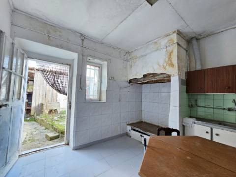 Terreno de 12.105 m2 com moradia Torres Vedras