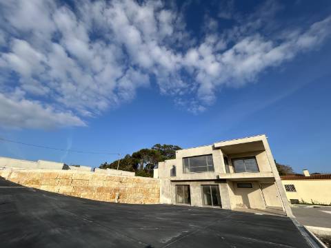 Moradia T3 com vista mar, localizada em Abelheira