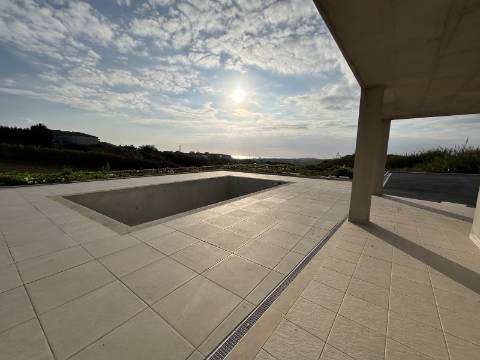 Moradia T3 com vista mar, localizada em Abelheira