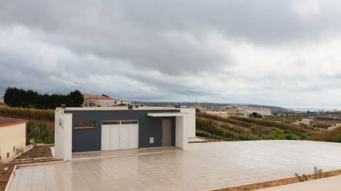 Moradia T3 com vista mar, localizada em Abelheira