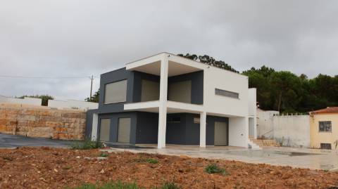 Moradia T3 com vista mar, localizada em Abelheira