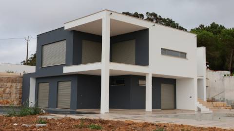 Moradia T3 com vista mar, localizada em Abelheira