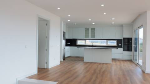 Moradia T3 com vista mar, localizada em Abelheira