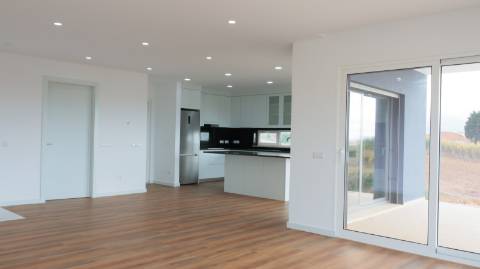 Moradia T3 com vista mar, localizada em Abelheira