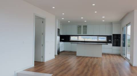 Moradia T3 com vista mar, localizada em Abelheira