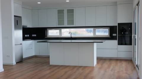 Moradia T3 com vista mar, localizada em Abelheira