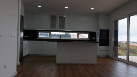 Moradia T3 com vista mar, localizada em Abelheira