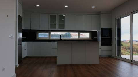 Moradia T3 com vista mar, localizada em Abelheira