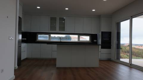 Moradia T3 com vista mar, localizada em Abelheira