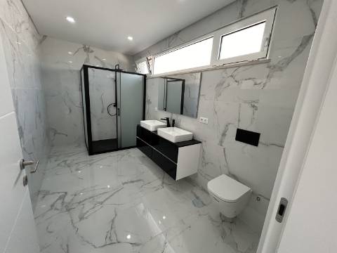 Moradia T3 com vista mar, localizada em Abelheira