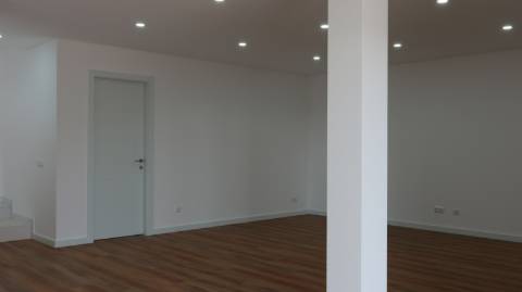 Moradia T3 com vista mar, localizada em Abelheira