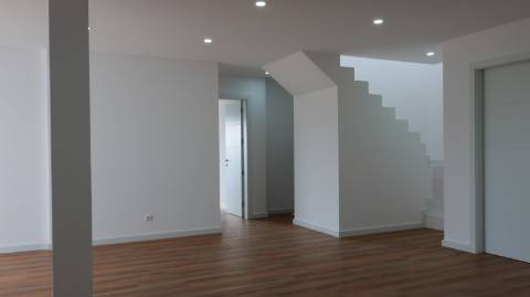 Moradia T3 com vista mar, localizada em Abelheira