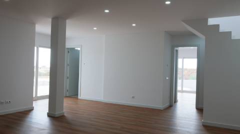 Moradia T3 com vista mar, localizada em Abelheira