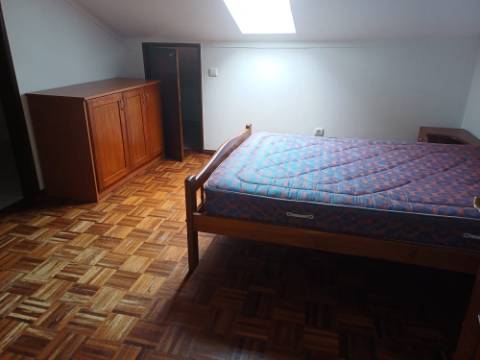 Apartamento T2, localizado em Lourinhã