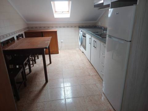 Apartamento T2, localizado em Lourinhã