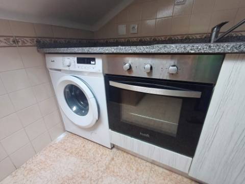 Apartamento T2, localizado em Lourinhã