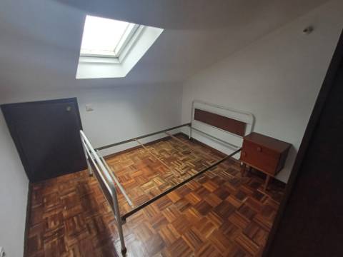 Apartamento T2, localizado em Lourinhã