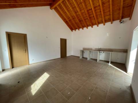 Moradia T2, localizada em Reguengo Grande