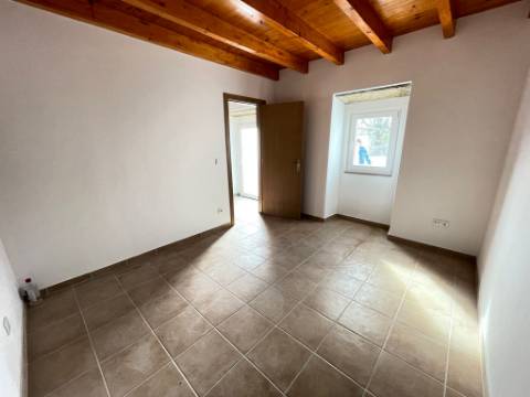 Moradia T2, localizada em Reguengo Grande