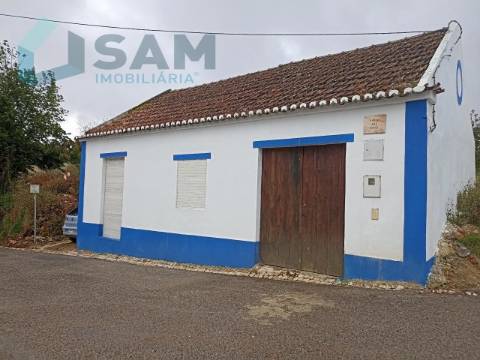 Terreno com Casa de habitação na Merceana