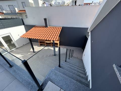 Moradia T3, localizada em Coimbrã