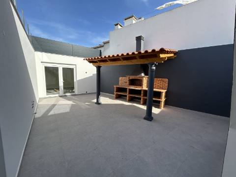 Moradia T3, localizada em Coimbrã