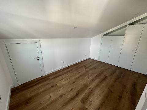 Moradia T3, localizada em Coimbrã