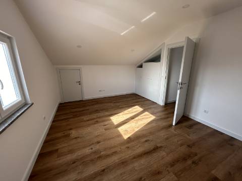 Moradia T3, localizada em Coimbrã