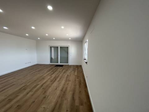 Moradia T3, localizada em Coimbrã