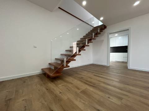 Moradia T3, localizada em Coimbrã