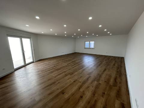 Moradia T3, localizada em Coimbrã