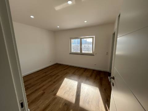 Moradia T3, localizada em Coimbrã