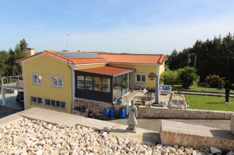 Moradia T5, localizada em Carvalhal Benfeito- Caldas das Rainha