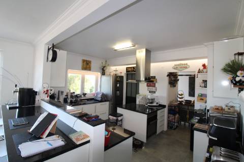 Moradia T5, localizada em Carvalhal Benfeito- Caldas das Rainha