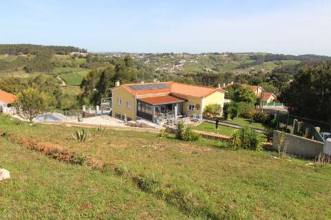 Moradia T5, localizada em Carvalhal Benfeito- Caldas das Rainha