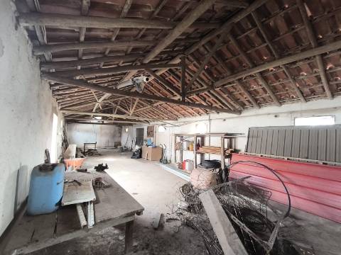 Terreno para construção com três Pavilhões Casais Larana