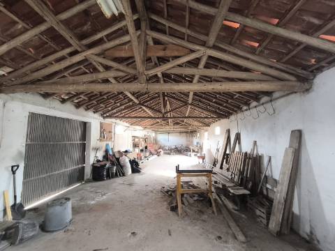 Terreno para construção com três Pavilhões Casais Larana