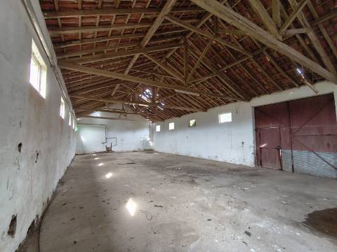 Terreno para construção com três Pavilhões Casais Larana