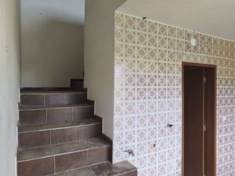 Terreno para construção com três Pavilhões Casais Larana