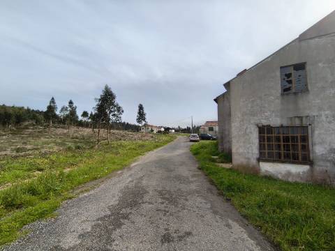 Terreno para construção com três Pavilhões Casais Larana