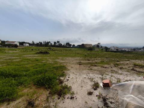 Terreno para construção com três Pavilhões Casais Larana