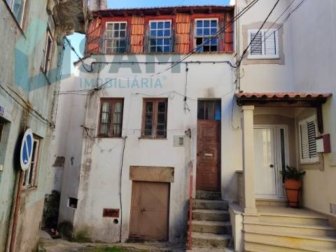 Moradia Geminada T4 | Gouveia | Potencial para Investimento ou Habitação Própria
