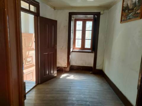 Moradia Geminada T4 | Gouveia | Potencial para Investimento ou Habitação Própria
