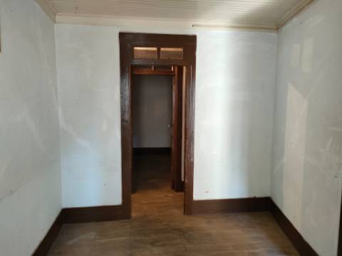 Moradia Geminada T4 | Gouveia | Potencial para Investimento ou Habitação Própria
