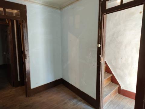 Moradia Geminada T4 | Gouveia | Potencial para Investimento ou Habitação Própria
