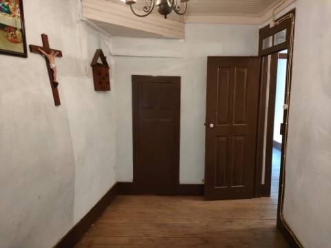 Moradia Geminada T4 | Gouveia | Potencial para Investimento ou Habitação Própria
