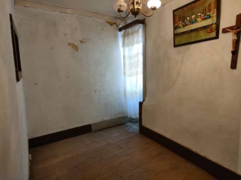 Moradia Geminada T4 | Gouveia | Potencial para Investimento ou Habitação Própria
