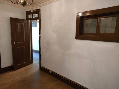 Moradia Geminada T4 | Gouveia | Potencial para Investimento ou Habitação Própria
