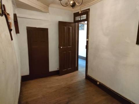 Moradia Geminada T4 | Gouveia | Potencial para Investimento ou Habitação Própria
