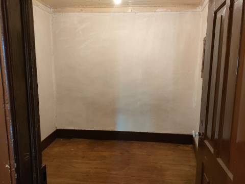 Moradia Geminada T4 | Gouveia | Potencial para Investimento ou Habitação Própria
